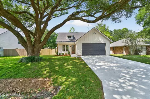 121 Meadow Glen Dr, Youngsville, LA 70592