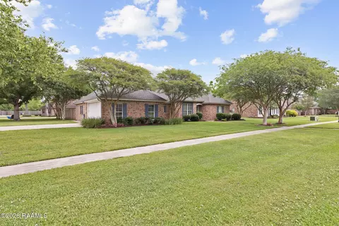 1028 Woodridge Dr, Breaux Bridge, LA 70517