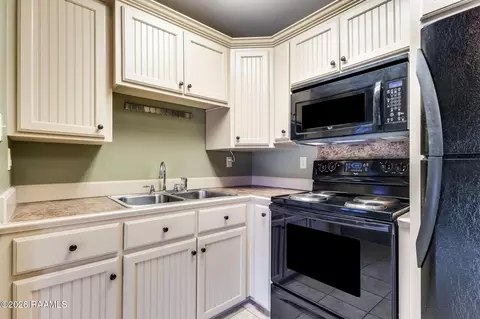 Kitchen - 202 Rivergrass Dr, Lafayette, LA 70508 photo 4 of 4