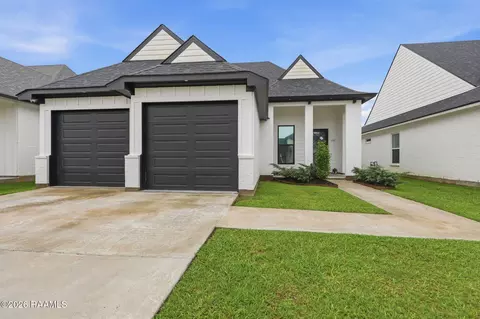 110 Lakes Edge Dr, Broussard, LA 70518