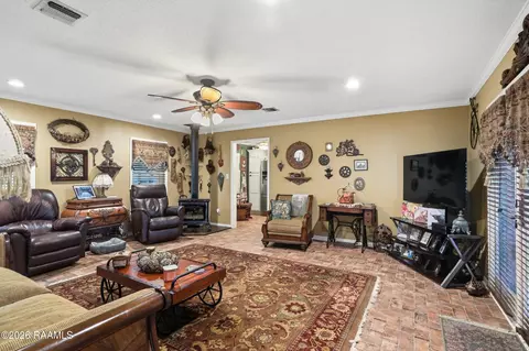 Living - 160 Darwin Rd, Franklin, LA 70538 photo 1 of 2
