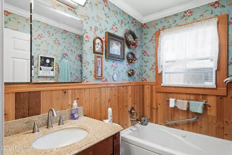 Bath - 160 Darwin Rd, Franklin, LA 70538 photo 2 of 2