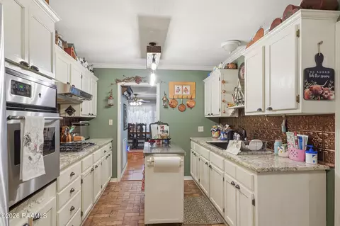 Kitchen - 160 Darwin Rd, Franklin, LA 70538 photo 2 of 4