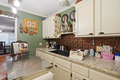 Kitchen - 160 Darwin Rd, Franklin, LA 70538 photo 3 of 4