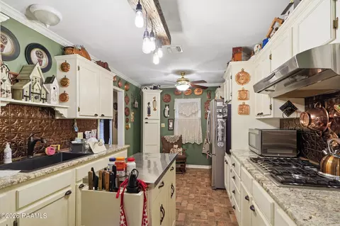 Kitchen - 160 Darwin Rd, Franklin, LA 70538 photo 4 of 4