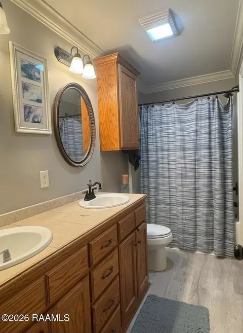 Bath - 907 Gary Dr, Breaux Bridge, LA 70517 photo 2 of 2