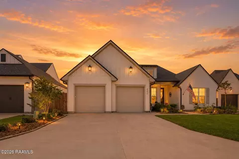 402 Sunshine Rise Dr, Broussard, LA 70518