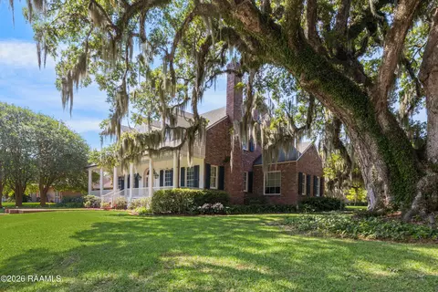 6 Duperier Oaks Dr, New Iberia, LA 70563