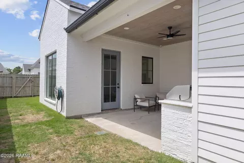Exterior - 108 Shadow Bend Dr, Broussard, LA 70518 photo 6 of 8
