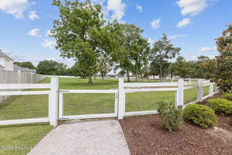 Exterior - 108 Shadow Bend Dr, Broussard, LA 70518 photo 3 of 8