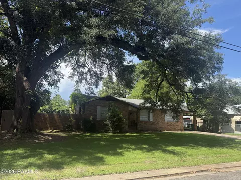 132 W White St, Opelousas, LA 70570