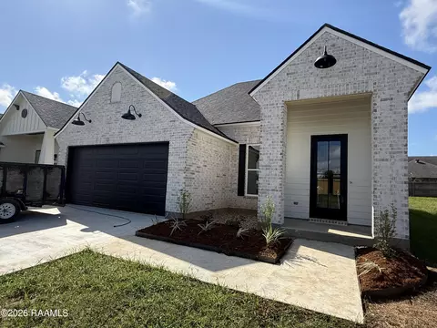 136 Lakes Edge Dr, Broussard, LA 70518