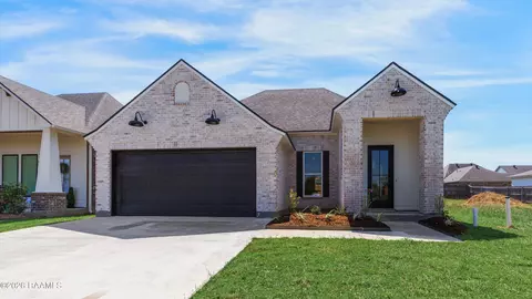 136 Lakes Edge Dr, Broussard, LA 70518
