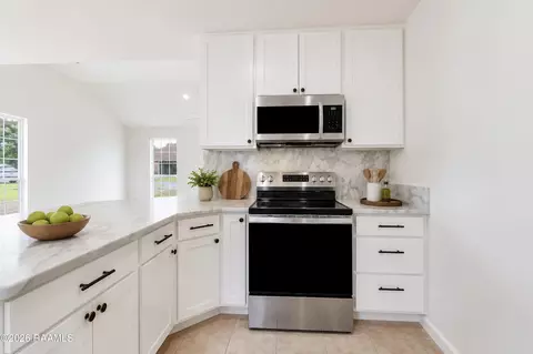 Kitchen - 101 Sonny Ln, Kaplan, LA 70548 photo 2 of 3