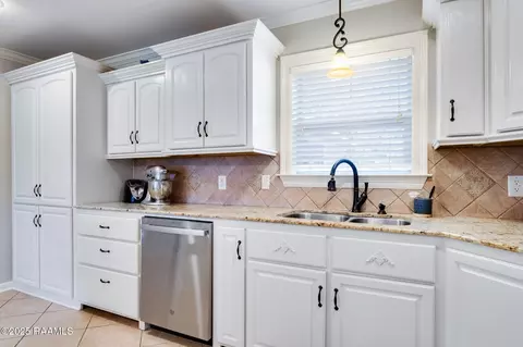 Kitchen - 709 W Pine St, Erath, LA 70533 photo 3 of 4