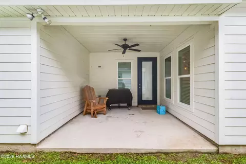 Exterior - 207 Alpine Dr, Lafayette, LA 70506 photo 2 of 4