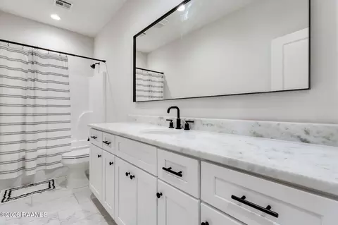 Bath - 207 Alpine Dr, Lafayette, LA 70506 photo 4 of 4
