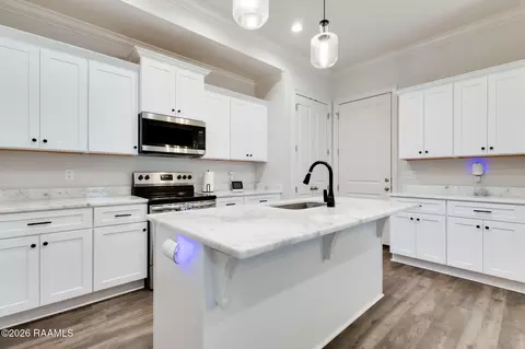 Kitchen - 207 Alpine Dr, Lafayette, LA 70506 photo 2 of 3