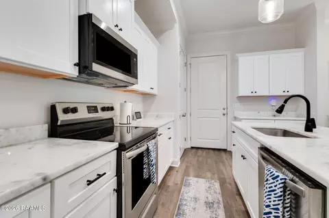 Kitchen - 207 Alpine Dr, Lafayette, LA 70506 photo 3 of 3