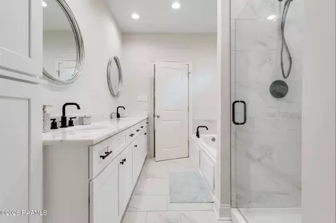 Bath - 207 Alpine Dr, Lafayette, LA 70506 photo 2 of 4