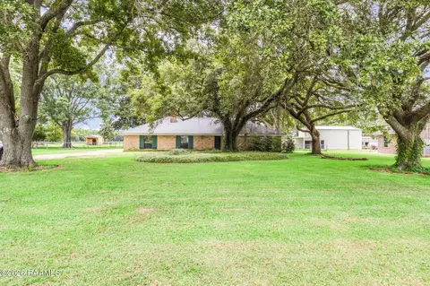 828 Espasie Dr, Youngsville, LA 70592