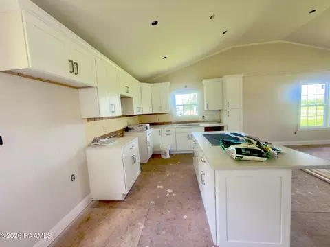 Kitchen - 9936 Lou Ella Rd, Kaplan, LA 70548 photo 2 of 2