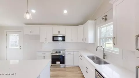 Kitchen - 9936 Lou Ella Rd, Kaplan, LA 70548 photo 2 of 2
