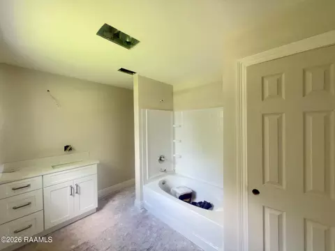Bath - 9936 Lou Ella Rd, Kaplan, LA 70548 photo 2 of 2