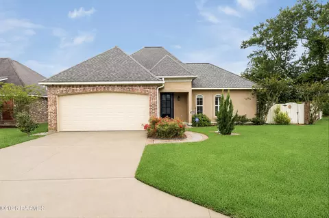 100 Tall Oaks Ln, Youngsville, LA 70592