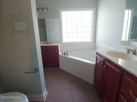 Bath - 202 Beringer Dr, Duson, LA 70529 photo 2 of 4