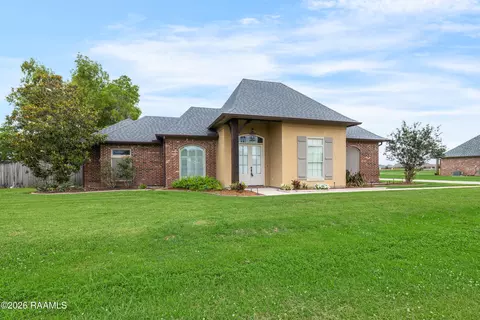 211 Oak Shadows Dr, Youngsville, LA 70592