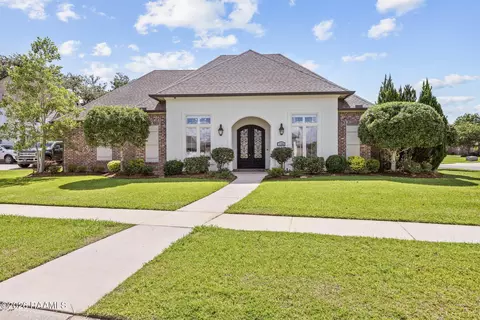 100 Quiet Oaks Dr, Youngsville, LA 70592
