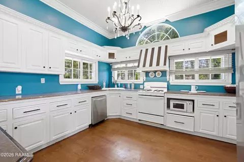 Kitchen - 403 E 8th St, Crowley, LA 70526 photo 4 of 4