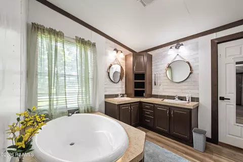 Bath - 707 Roger Rd #A, Scott, LA 70583 photo 4 of 5