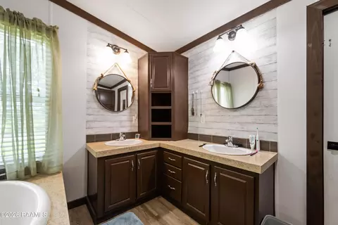 Bath - 707 Roger Rd #A, Scott, LA 70583 photo 3 of 5