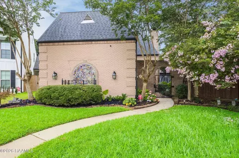 10 Heatherstone Dr, Lafayette, LA 70508