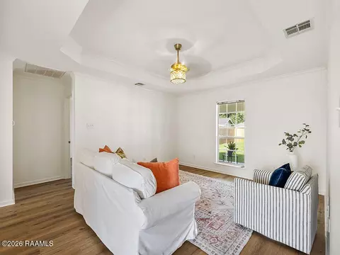 Living - 309 Cheyenne Cir, Scott, LA 70583 photo 2 of 3