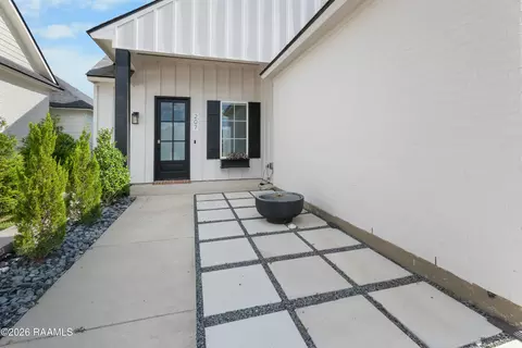 207 Queenstown Ave, Youngsville, LA 70592