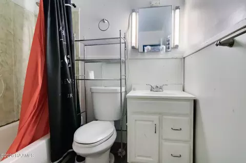 Bath - 435 E Cedar St, Lafayette, LA 70501 photo 1 of 2