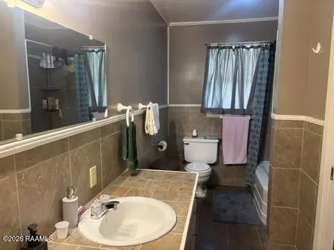 Bath - 400 W Oak Ave, Eunice, LA 70535 photo 3 of 3