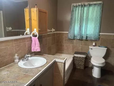 Bath - 400 W Oak Ave, Eunice, LA 70535 photo 2 of 3