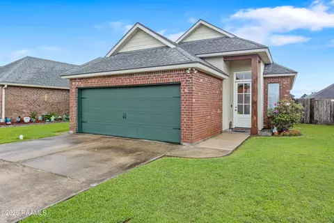 104 Meadowhollow Dr, Youngsville, LA 70592