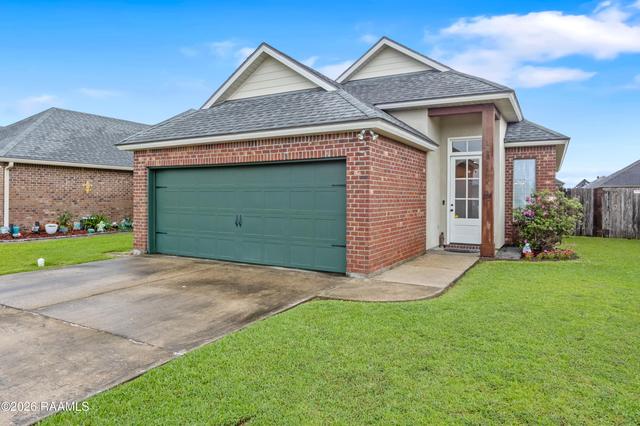 104 Meadowhollow Dr, Youngsville, LA 70592