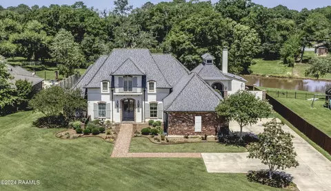 1060 Angelwood Cir, Breaux Bridge, LA 70517