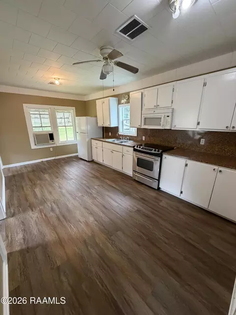 Kitchen - 604 N Lejeune Ave, Kaplan, LA 70548 photo 1 of 2