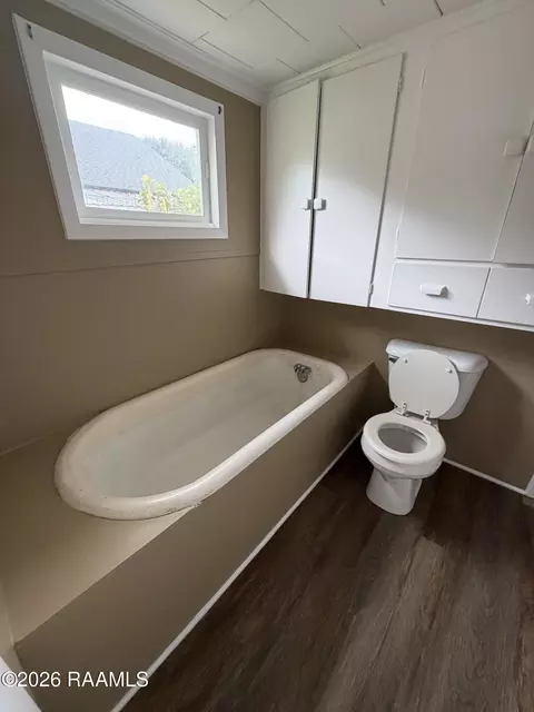 Bath - 604 N Lejeune Ave, Kaplan, LA 70548 photo 3 of 4