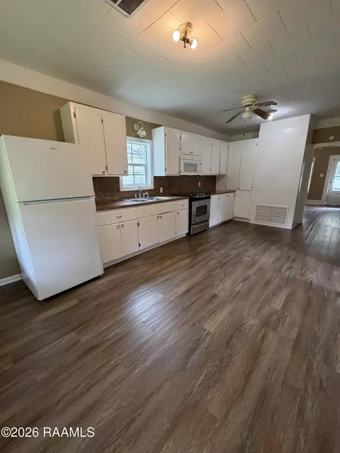 Kitchen - 604 N Lejeune Ave, Kaplan, LA 70548 photo 2 of 2