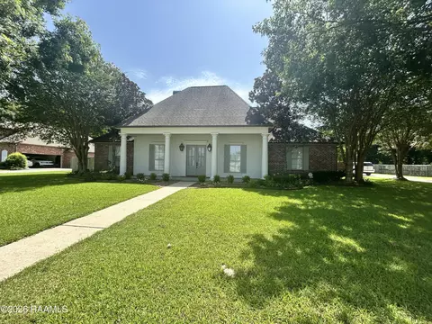 208 Hundred Oaks Dr, Youngsville, LA 70592
