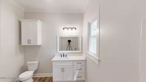Bath - 717 E 7th St, Crowley, LA 70526 photo 4 of 5