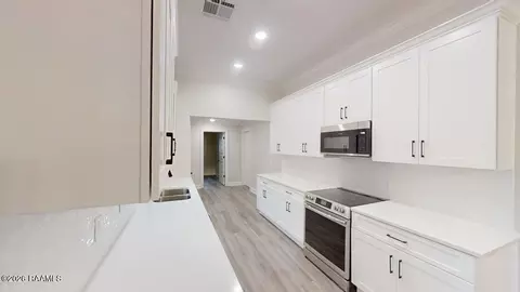 Entry Way - 717 E 7th St, Crowley, LA 70526 photo 5 of 6